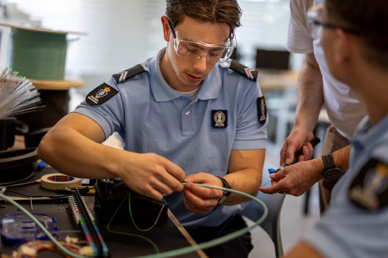 Leerlingen zittend voor een schakelbord in het practicumlokaal.