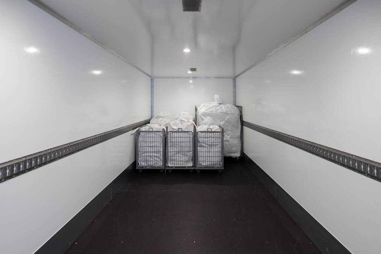 Binnenkant van de vrachtwagen waarmee drugs naar een verbrandingsoven vervoerd worden.