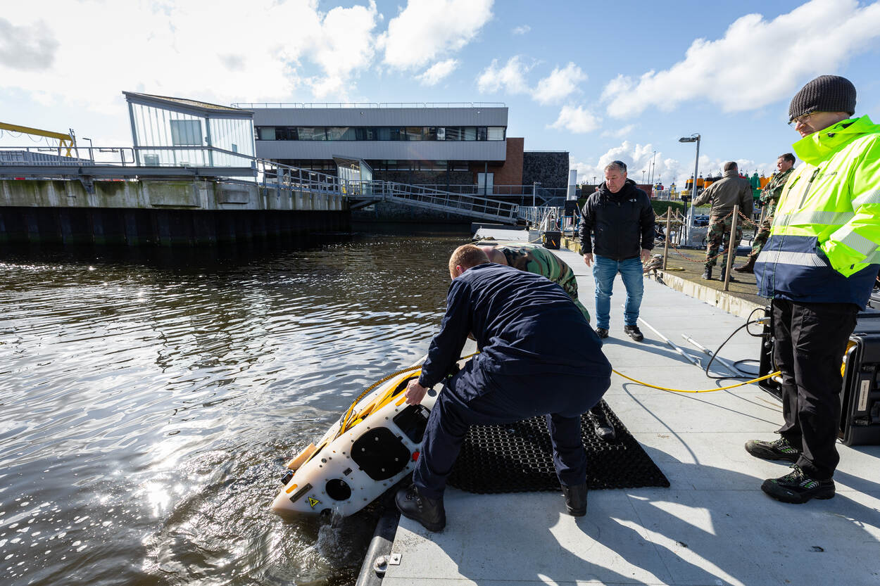 De Sea Wasp wordt aan land gehaald.