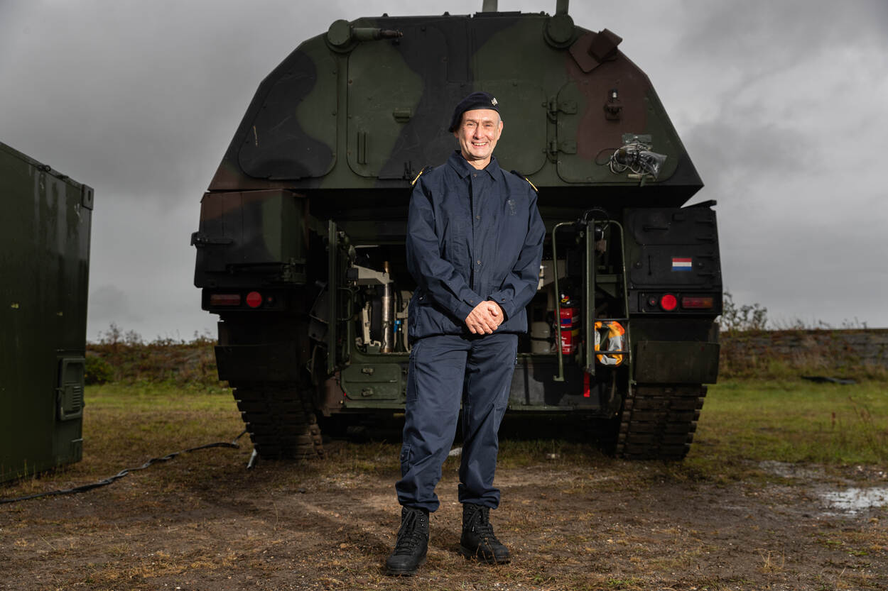 Vice-admiraal Arie-Jan de Waard voor een PzH2000NL