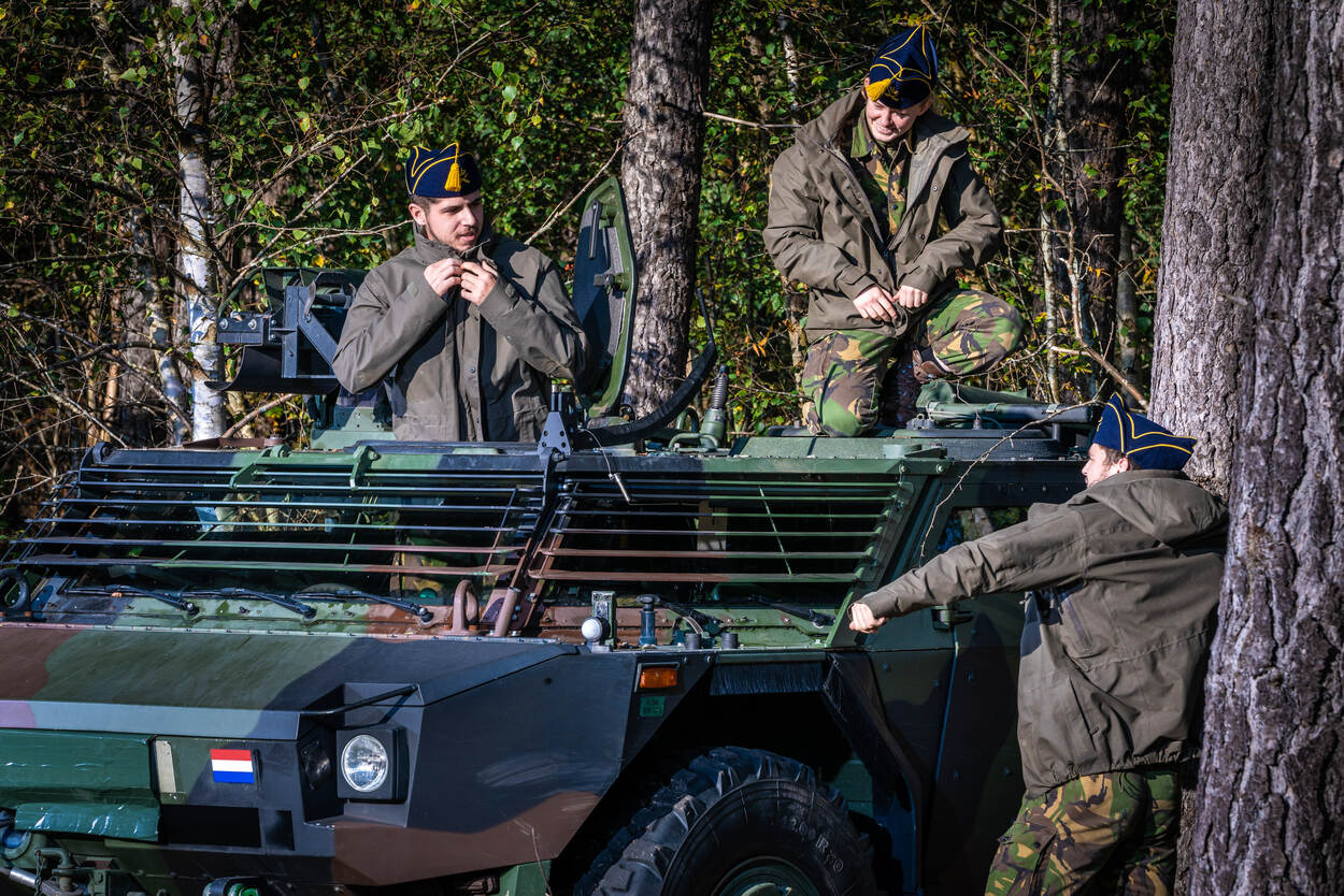 Militairen van het Vuursteuncommando met nieuwe regenjassen