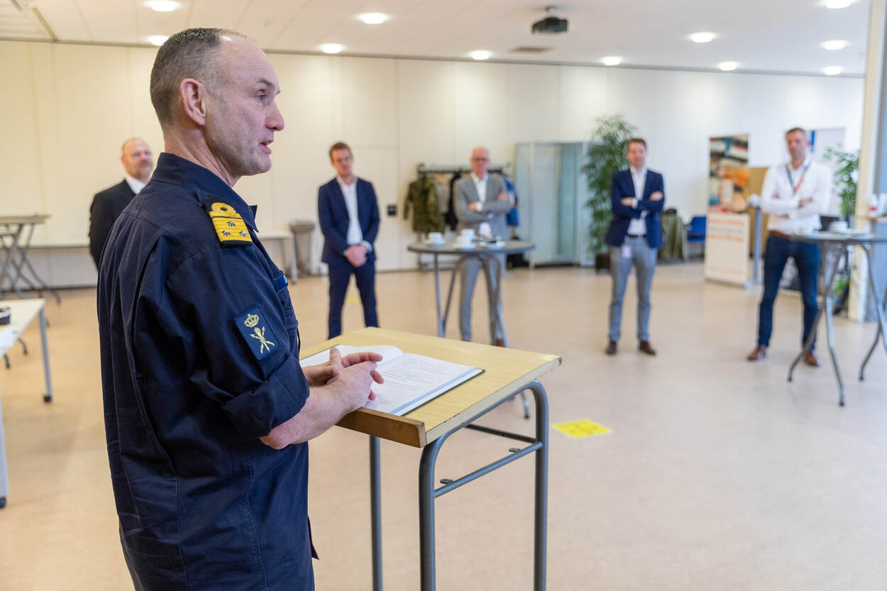 Directeur-DMO vice admiraal Arie Jan de Waard spreekt genodigden toe bij het KPU-bedrijf.