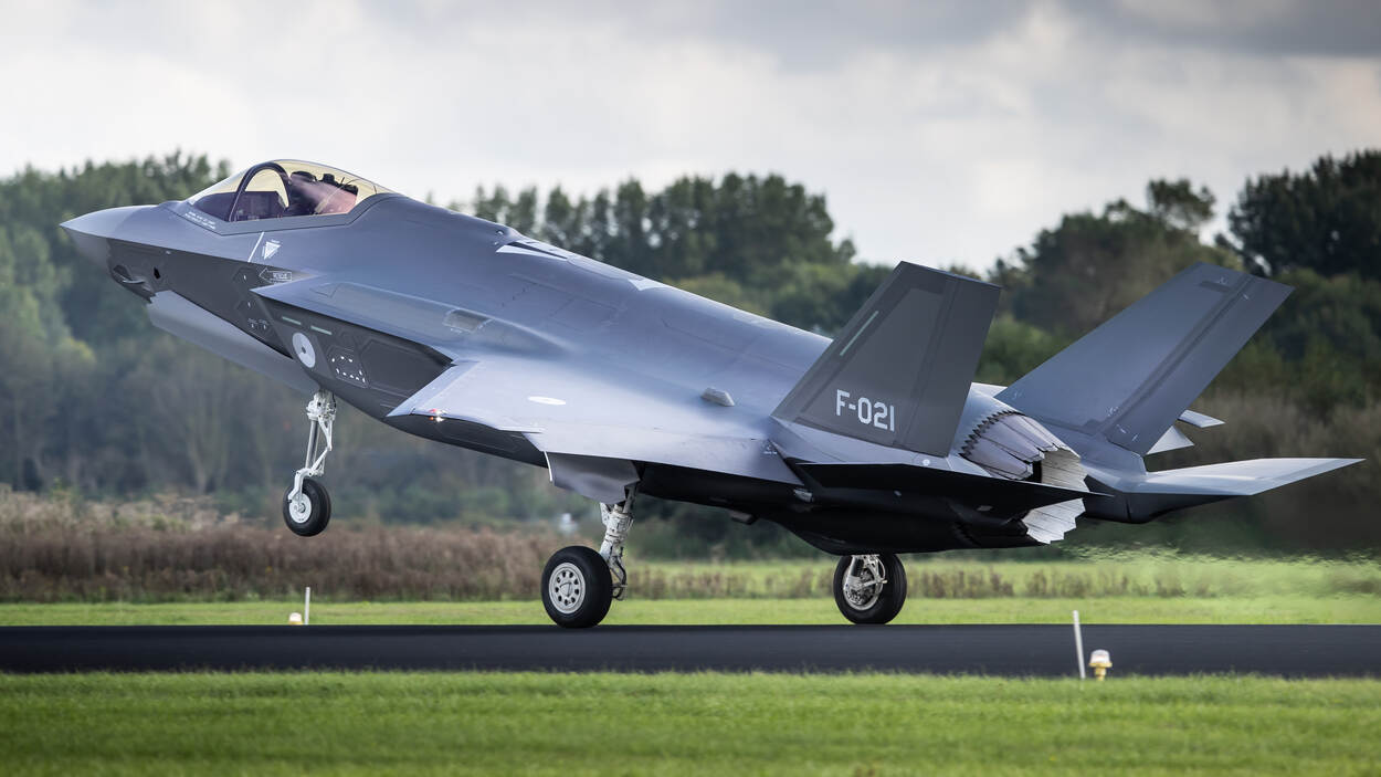 F-35 met nummer F-021 stijgt op.