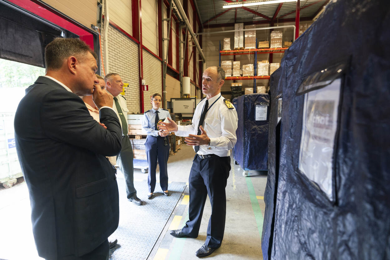 Admiraal Arie Jan de Waard tijdens een afscheidsbezoek aan een van de COMMIT-bedrijven.