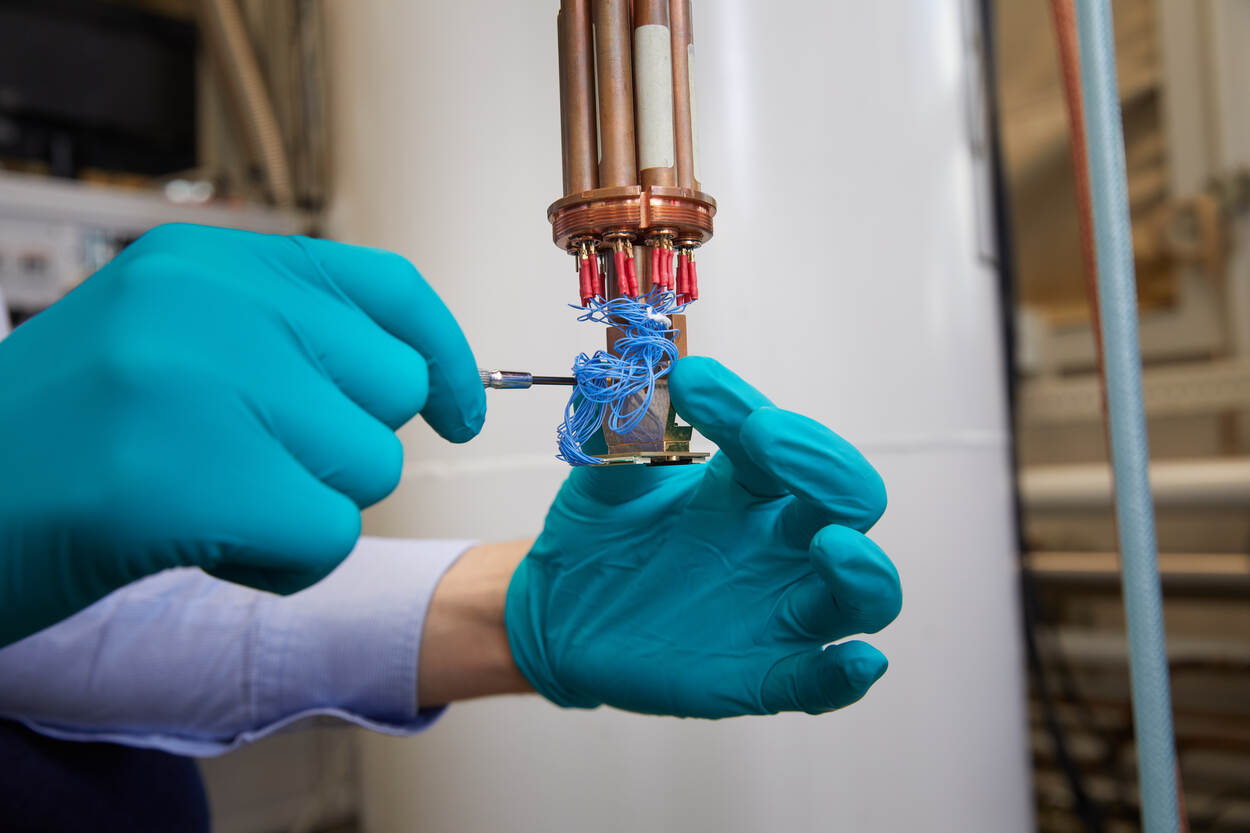 Plaatsing van een quantumcomputerprocessorchip.