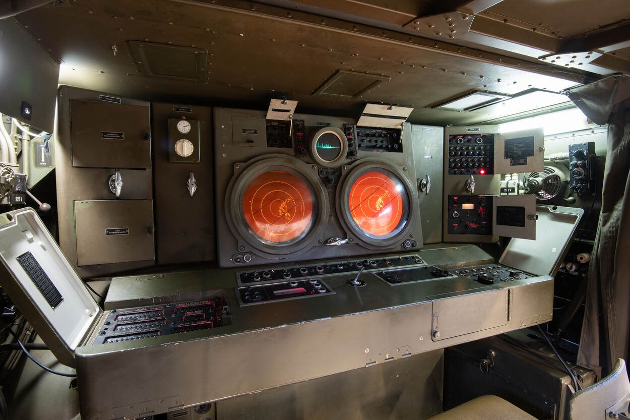 Werkruimte met radarschermen van de HSA L4/5