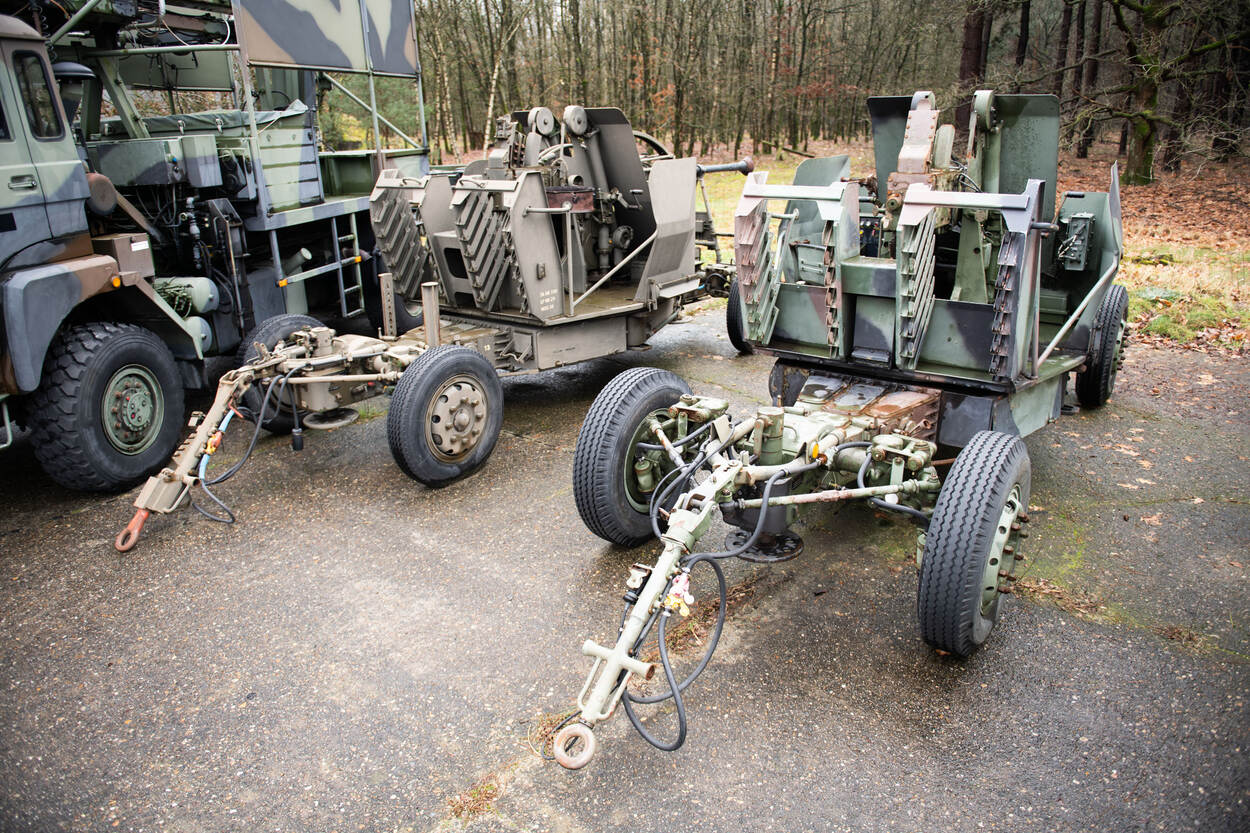 Twee verschillende typen 40L70 naast elkaar in de buitenlucht.
