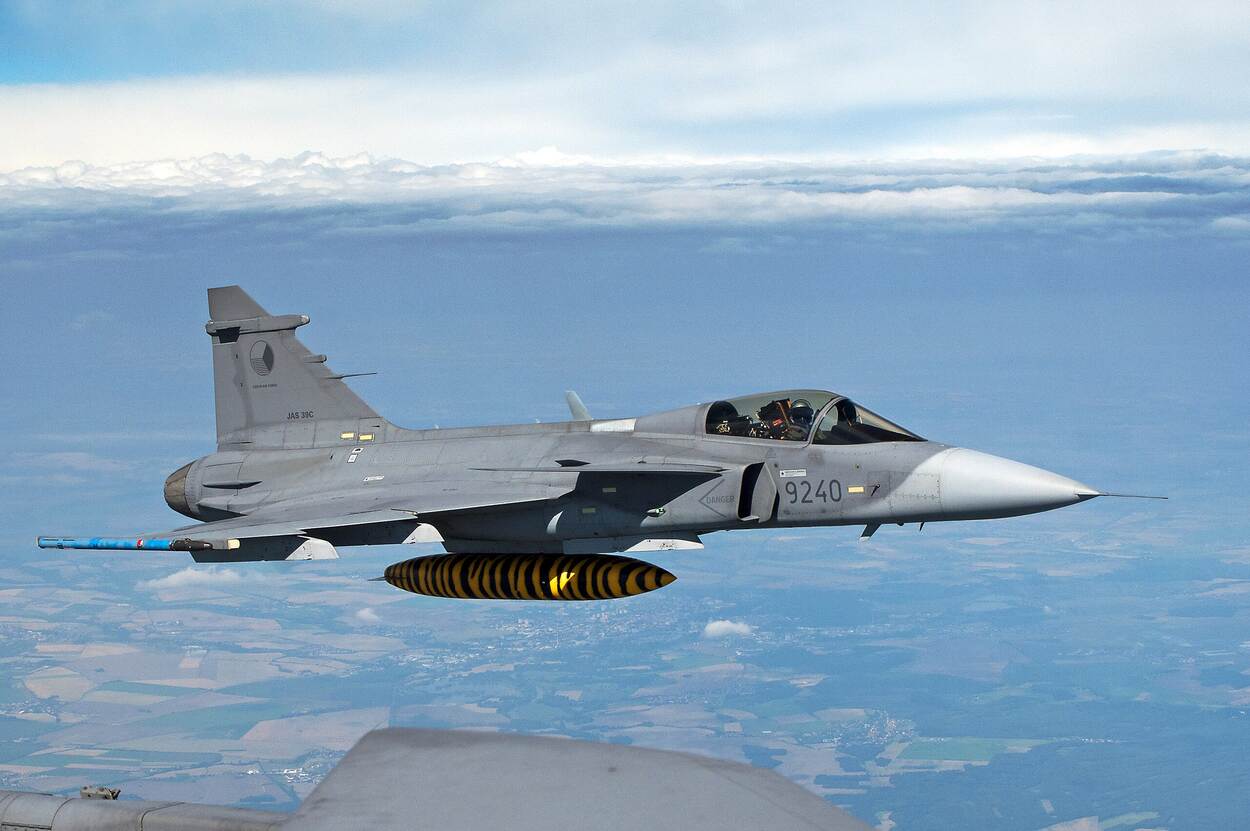 Tsjechische Saab JAS 39 gripen in de lucht.