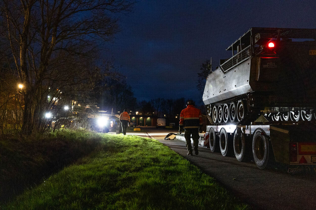 YPR-765 op oplegger in schemerlicht.