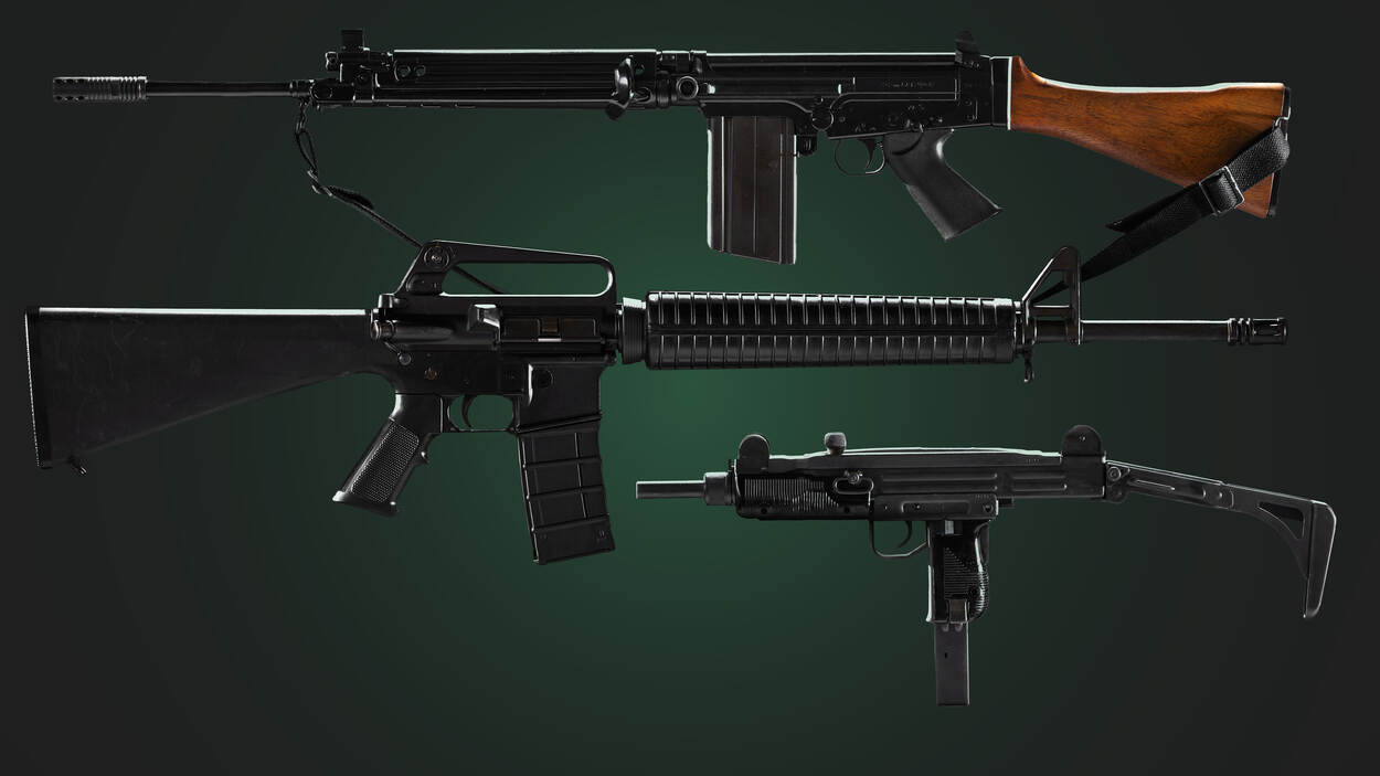 Zijaanzicht van een FAL, Diemaco C7 en Uzi op groene achtergrond.