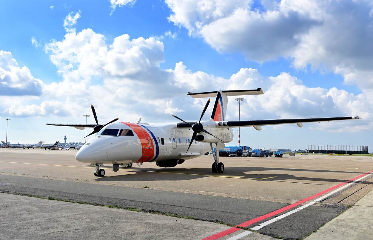 Dash 8 van de Kustwacht op zijn vaste thuisbasis op Schiphol.