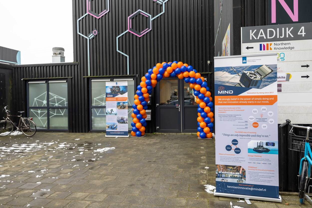 De ingang van de MINDBase is met blauwe en oranje ballonnen versierd.