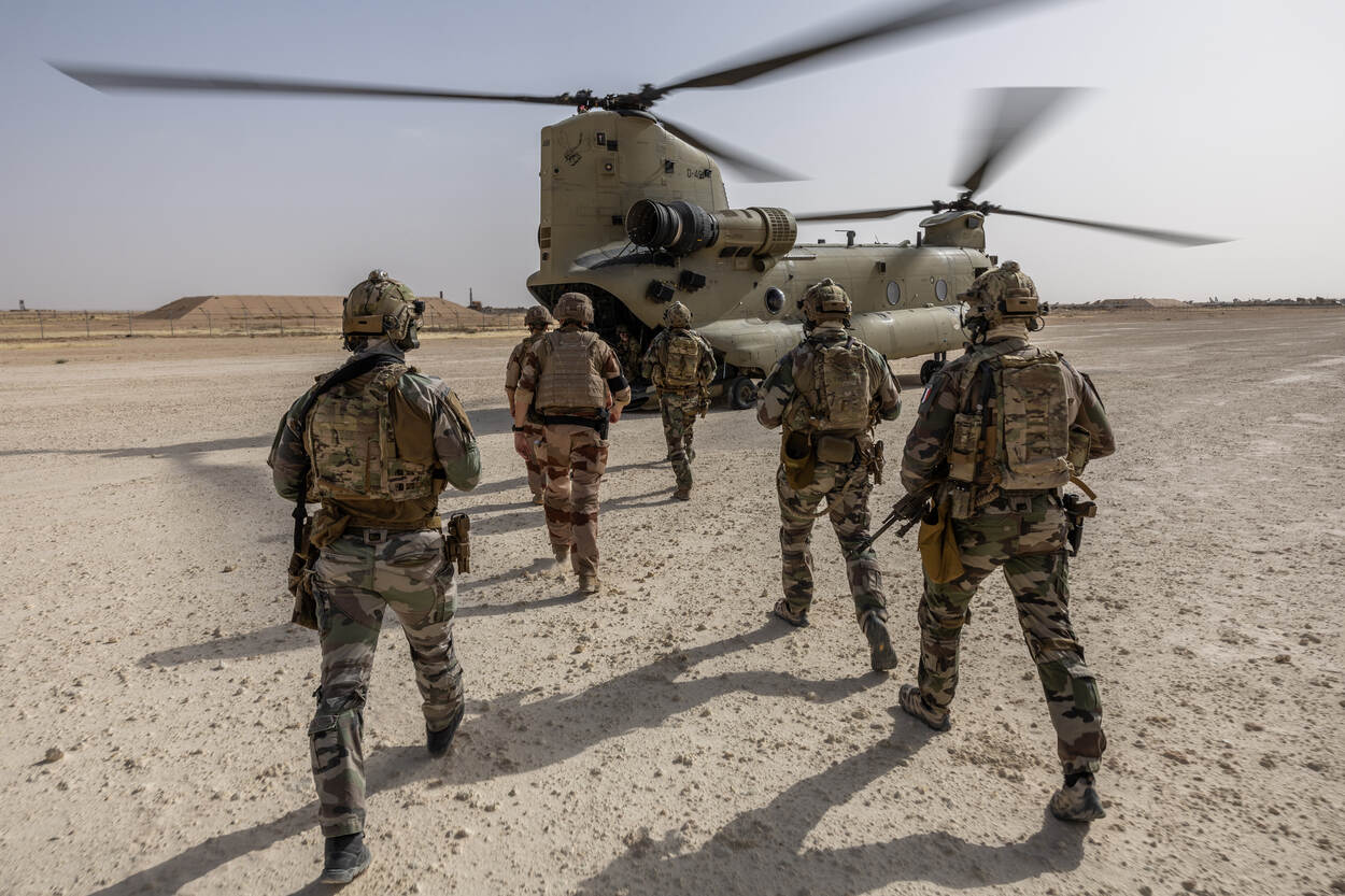 Militairen verplaatsen zich naar een Chinook in Irak.