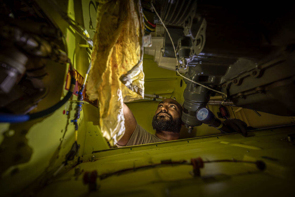 Een militair maakt een Chinook schoon in Irak.