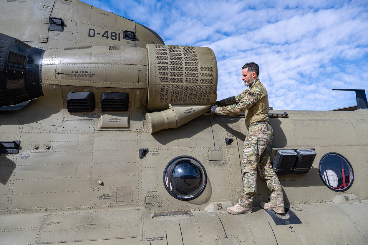 Opzichter helikopteronderhoud Harm (42): “Geen mooier toestel bij de luchtmacht dan de Chinook.”