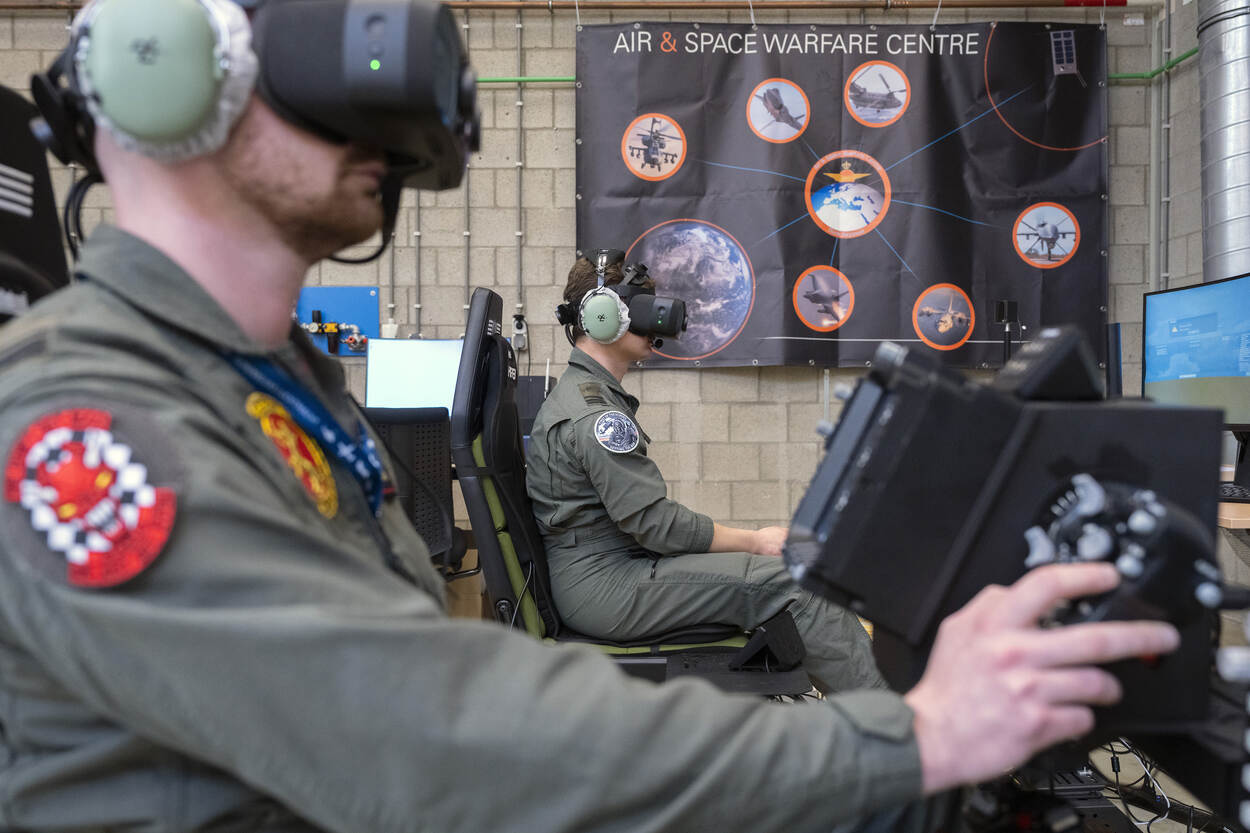 Twee Apache-vliegers oefenen in een virtuele omgeving.
