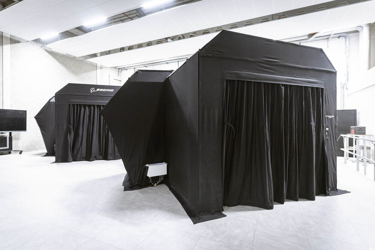 Twee Longbow Crew Trainer (LCT) simulators voor de Apache Echo.