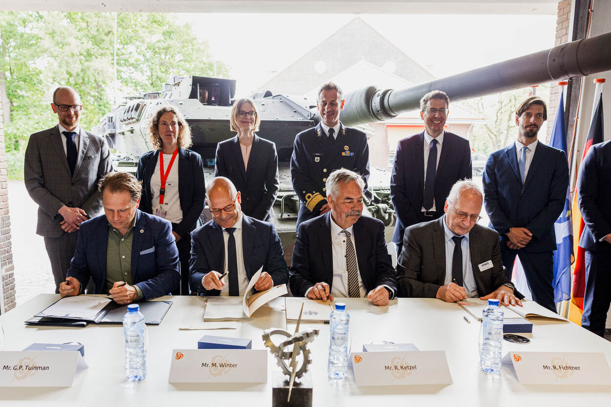 De contractondertekening op de Bernardkazerne door staatssecretaris van Defensie Gijs Tuinman, hoofd afdeling contracten Martin Winter van BAAINBw (het Duitse COMMIT), Ralf Ketzel en Rainer Fichtner van fabrikant KNDS.