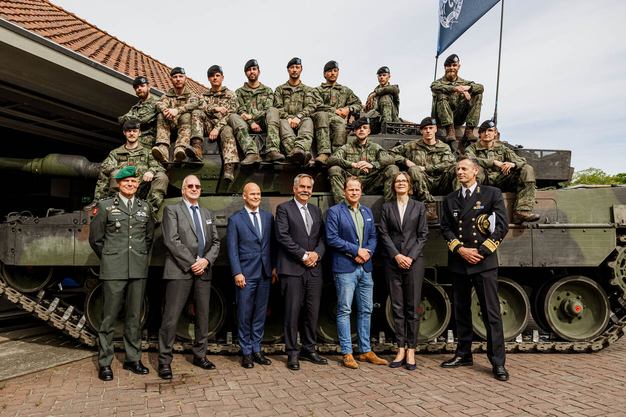 Tankbemanning zit op een tank.