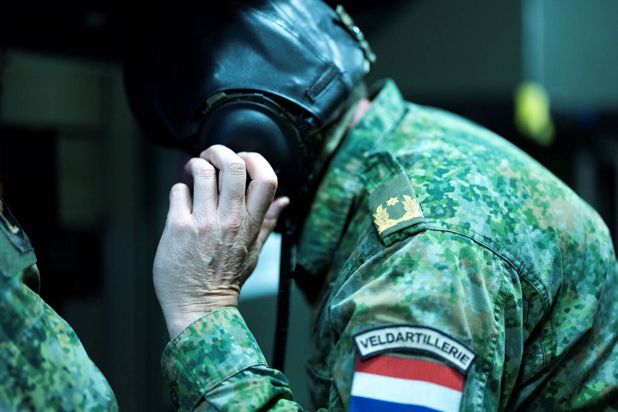 een militair zittend in een simulator.