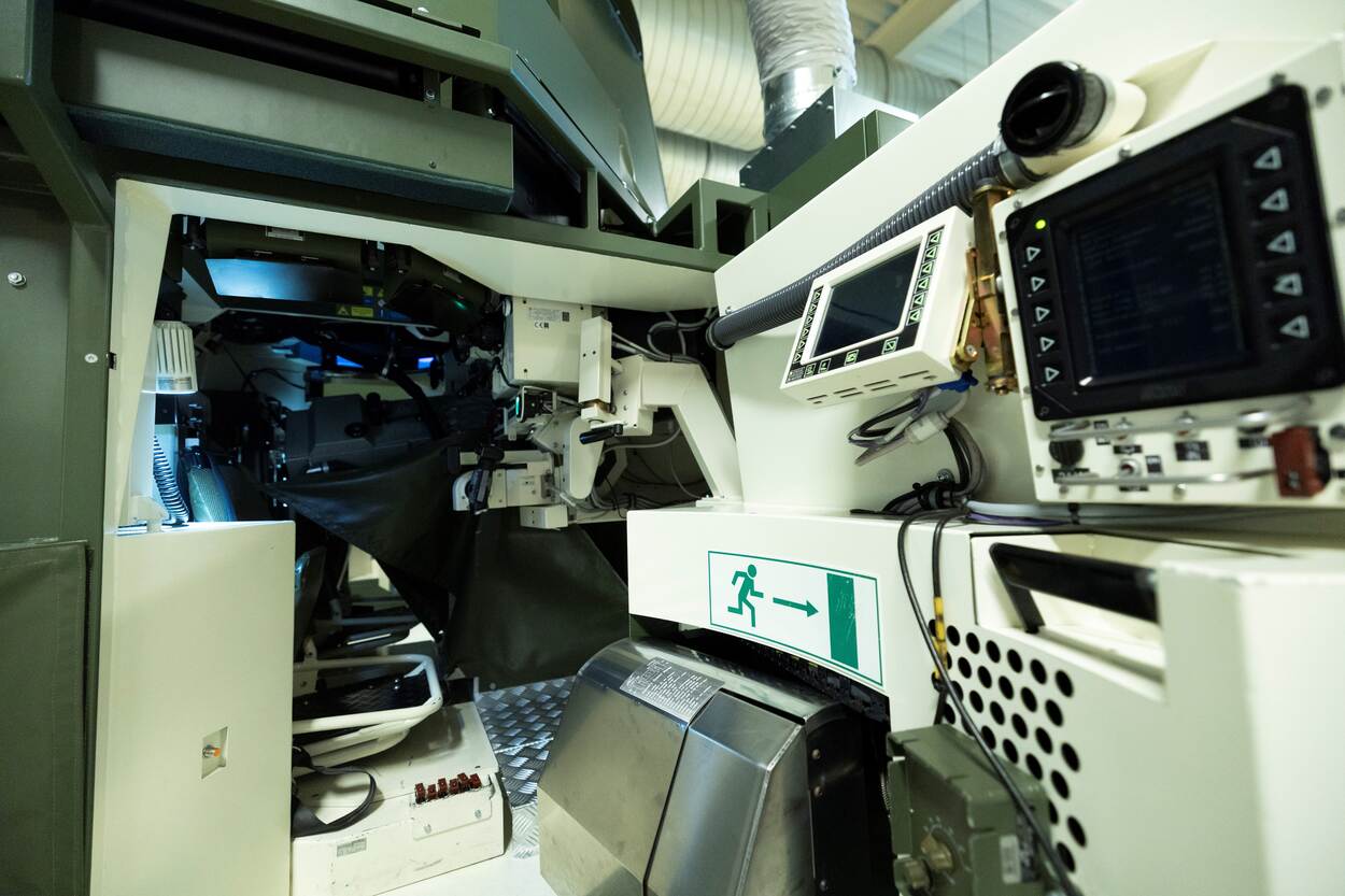 het inwendige van een CV90 simulator.