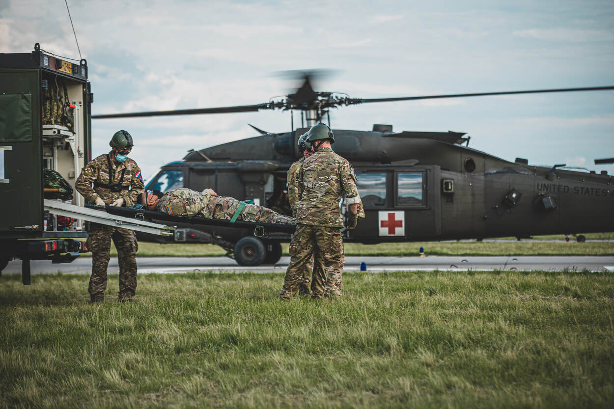 In een internationale operatie kan het voorkomen dat gewonden worden afgevoerd of behandeld door buitenlandse collega’s.
