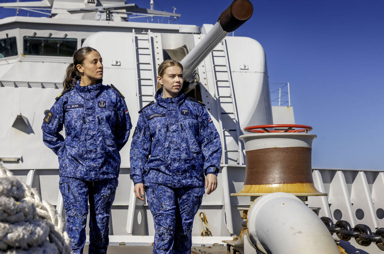 Militairen met het nieuwe marine-uniform aan poseren voor de camera op een schip.
