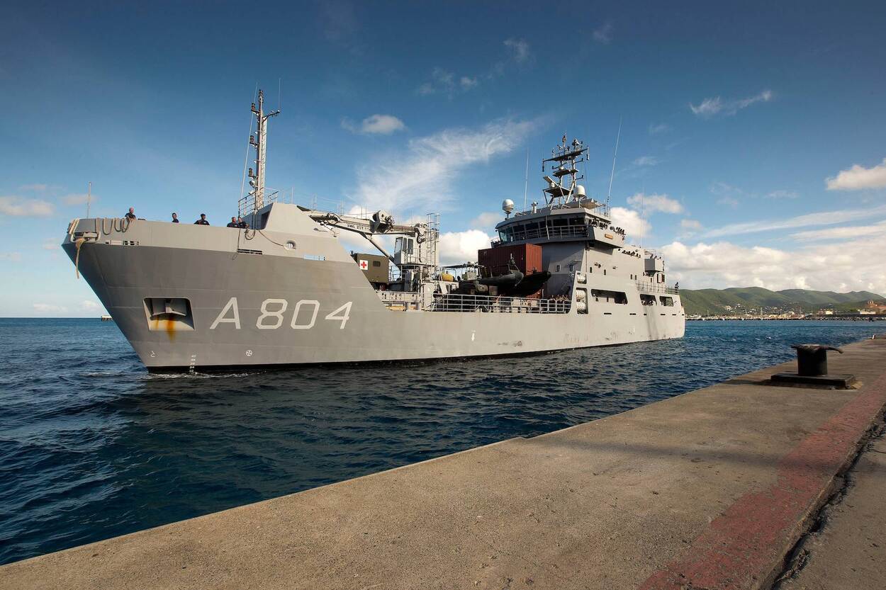 Zr.Ms. Pelikaan op zee.