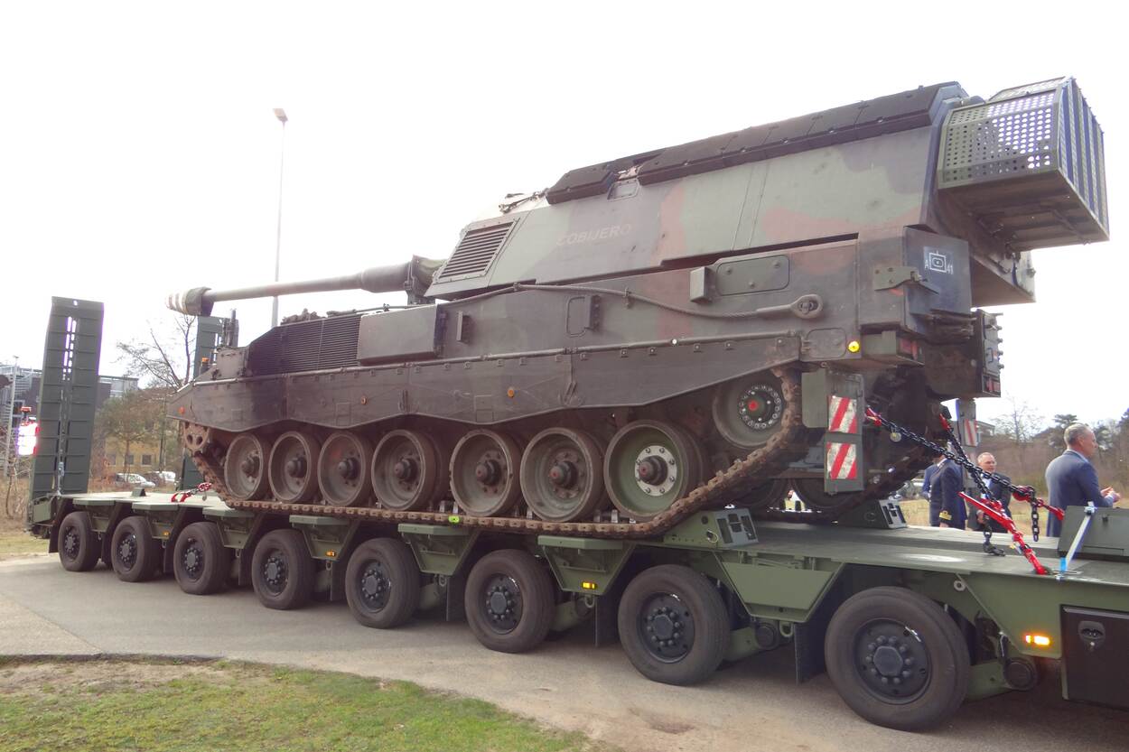 Defensie heeft 146 nieuwe middelzware en zware opleggers en aanhangwagens besteld. COMMIT heeft dat in maart in Stroe contractueel vastgelegd met leverancier Broshuis uit Kampen. De 3 verschillende soorten opleggers hebben een laadvermogen van 28, 40 en 70 ton. De lichtste variant kan bijvoorbeeld een Amarok vervoeren, de middelzware een vrachtwagen en de zwaarste oplegger zelfs een gevechtstank. Op de foto: de nieuwe 700kN dieplader van Broshuis.