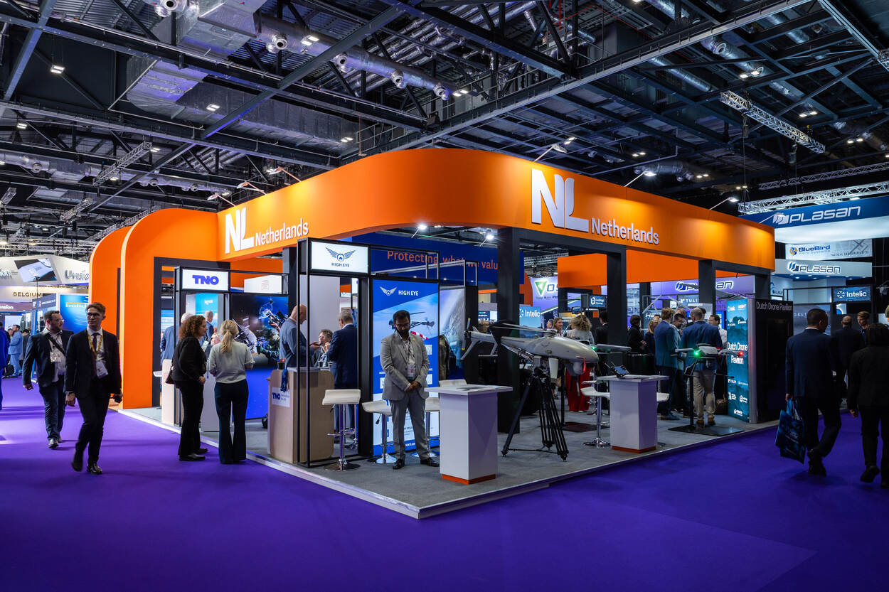 Het oranje gekleurde Nederlands Paviljoen op de vloer van de DSEI