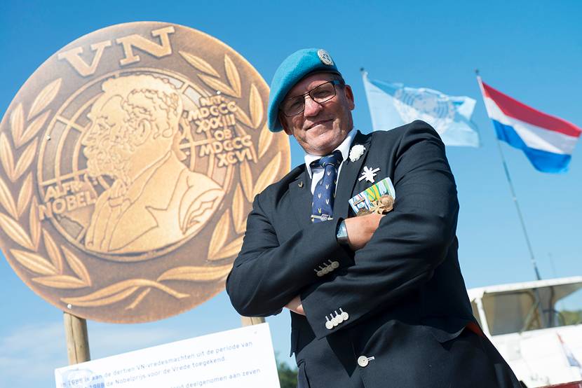 Ik wilde deze foto per se hebben: bij de uitvergroting van het Draaginsigne Nobelprijs VN-militairen. Het is jammer dat niet iedereen van het bataljon ‘m heeft gekregen. Ik kijk niet verbitterd terug op mijn uitzending naar Libanon, ik had het niet willen missen. Ik moet alleen proberen de nare dingen te vergeten en de goede momenten te herinneren.”