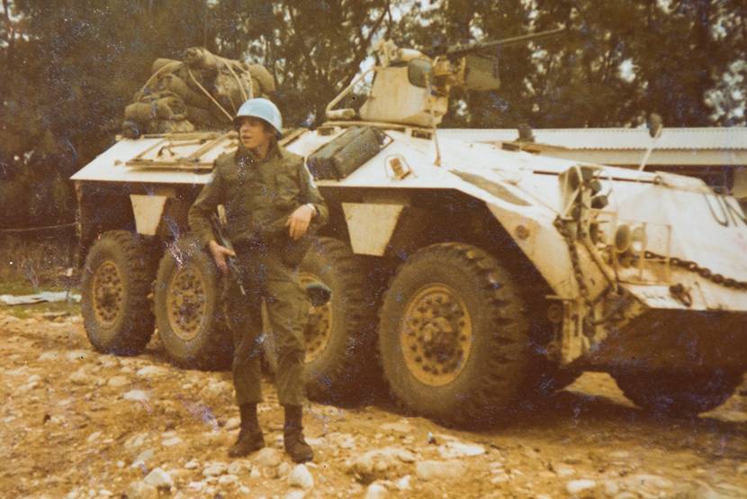 “Na  mijn UNIFIL-missie, juli 1981, keerde ik terug in een maatschappij van onbegrip. Ik miste de kameraadschap. Daarom ben ik in 1984 bij de landmacht teruggekomen als Technisch Specialist. Daarna heb ik bijna alle spullen en herinneringen aan Libanon weggegooid. Gelukkig heb ik in de loop van de jaren veel terug kunnen kopen, zoals het oud-groen. Mijn foto-album is jammer genoeg bij een auto-inbraak gestolen, dit is alles wat ik heb. Maar de kameraadschap van toen vind ik gelukkig terug op een dag als deze.”
