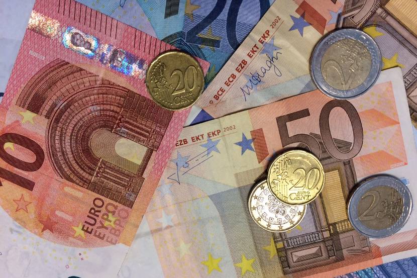 Bankbiljetten en munten.