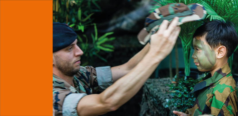 Kinderen worden gecamoufleerd door een militair in het Mariniersmuseum.