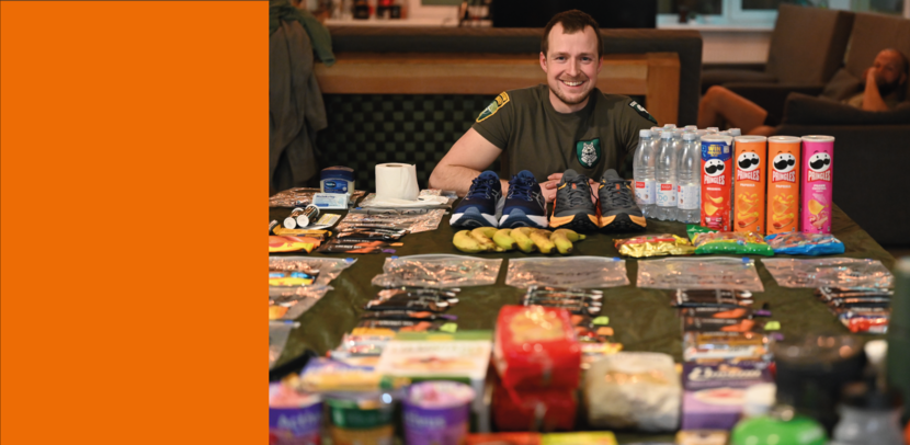 Genist korporaal-1 Mike met alle benodigdheden voor de ultrarun; van twee paar hardloopschoenen tot heel veel eten en drinken.