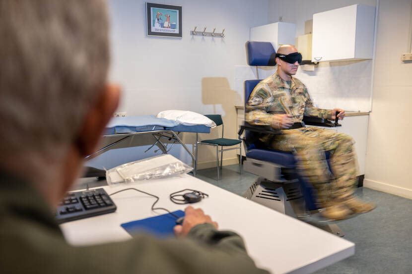 Een militair doet een training in de ‘Barany Chair’
