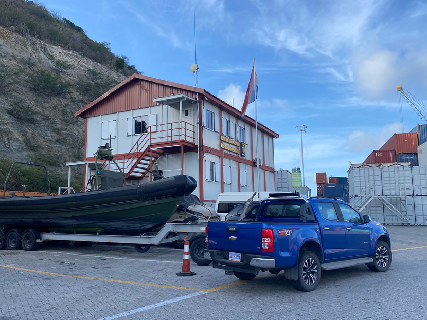 Het vooraanzicht van het twee verdiepingen hoge Marinesteunpunt Pointe Blanche op Sint-Maarten.