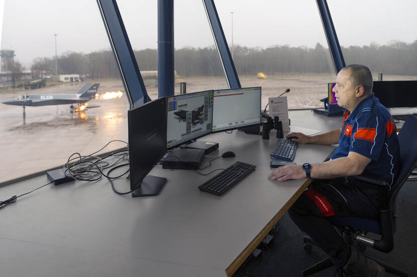 De bedieningstoren van het Brandweer Opleidings- en Trainingscentrum. Een open ruimte met groot glazen raam met uitzicht op het platform met mock-ups.