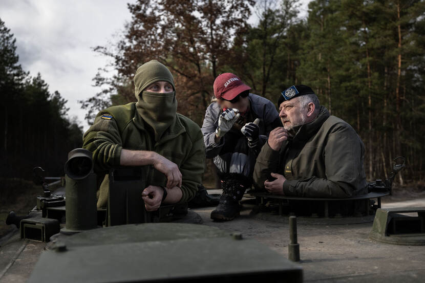 De Oekraïense militair Andrej, een tolk en instructeur Rik zitten op een Leopard 1a5-gevechtstank.