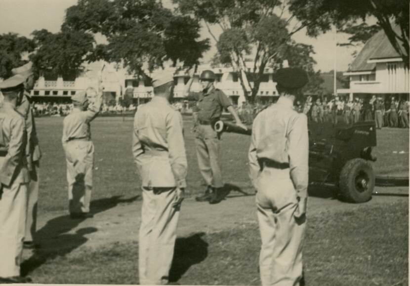Deze foto werd genomen tijdens de bevordering van Bert Carper en collega’s, een paar maanden na aankomst in Nederlands-Indië.