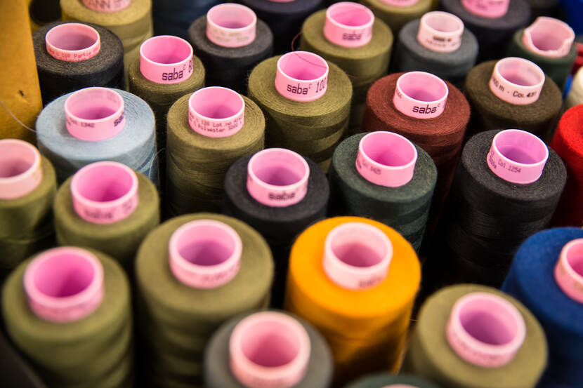 Garen in verschillende kleuren bij elkaar.