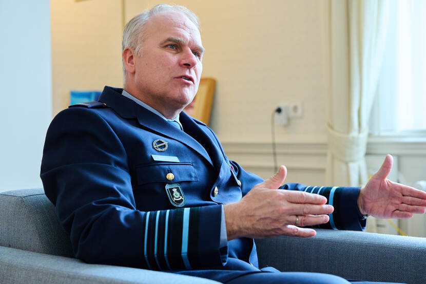 Een pratende CDS, zijn handpalmen naar elkaar gericht.