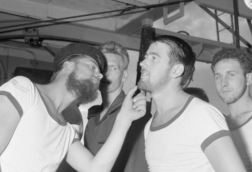 Marinepersoneel voert een inspectie uit op baarden en snorren aan boord van het vliegkampschip Hr.Ms.&nbsp;Karel Doorman.