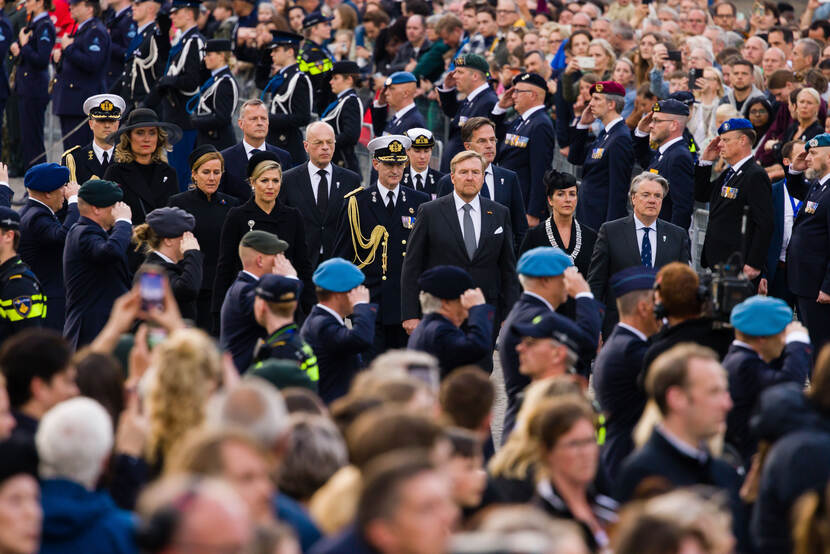Koning Willem-Alexander lopen door het erecouloir en een close-up van een opgestelde veteraan.