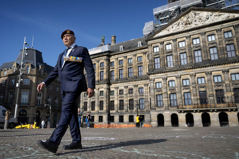 Adjudant buiten dienst Chris Fréni in zijn nette pak op de Dam.