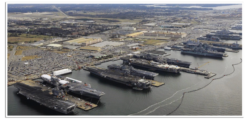 Schepen liggen in de haven van Norfolk Virginia.