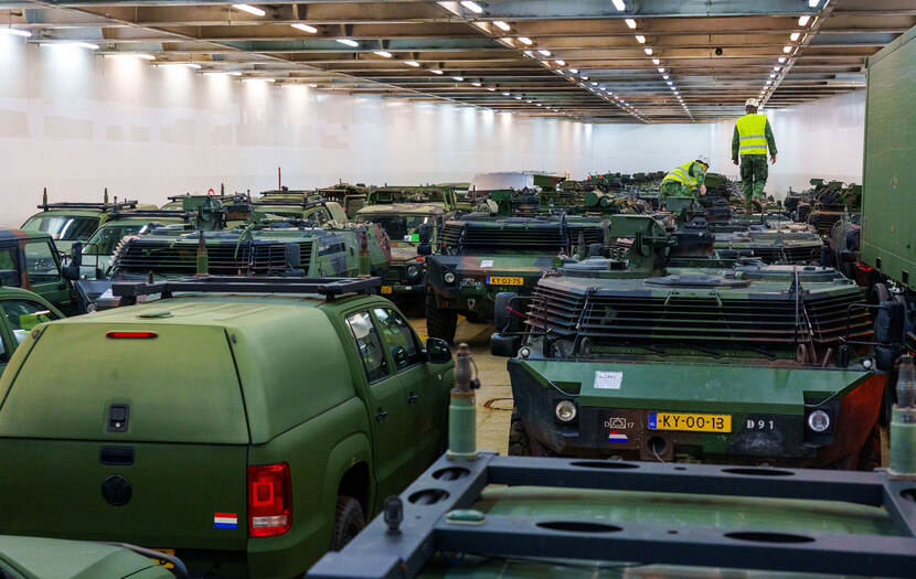 Voertuigen in schip New Amsterdam, klaar om uitgeladen te worden.