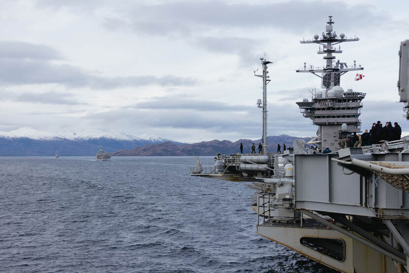 De Straat van Magellaan met op de achtergrond wit besneeuwde bergtoppen.