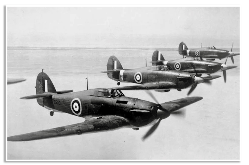 Vier Hurricanes Mark I in zwart-wit tijdens de Tweede Wereldoorlog in de lucht.