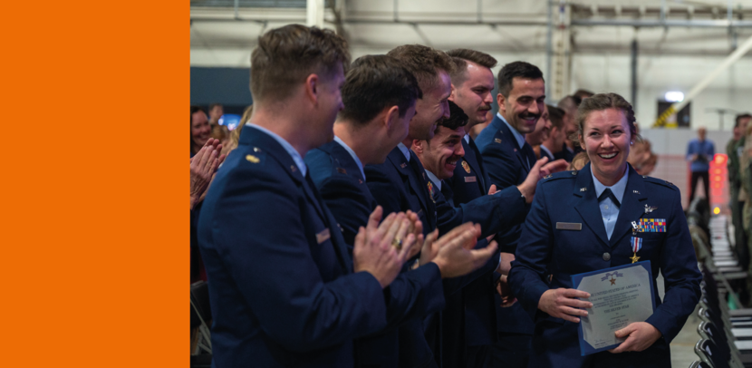 Een lid van de US Air Force wordt gefeliciteerd na het ontvangen van een dappersheidsonderscheiding